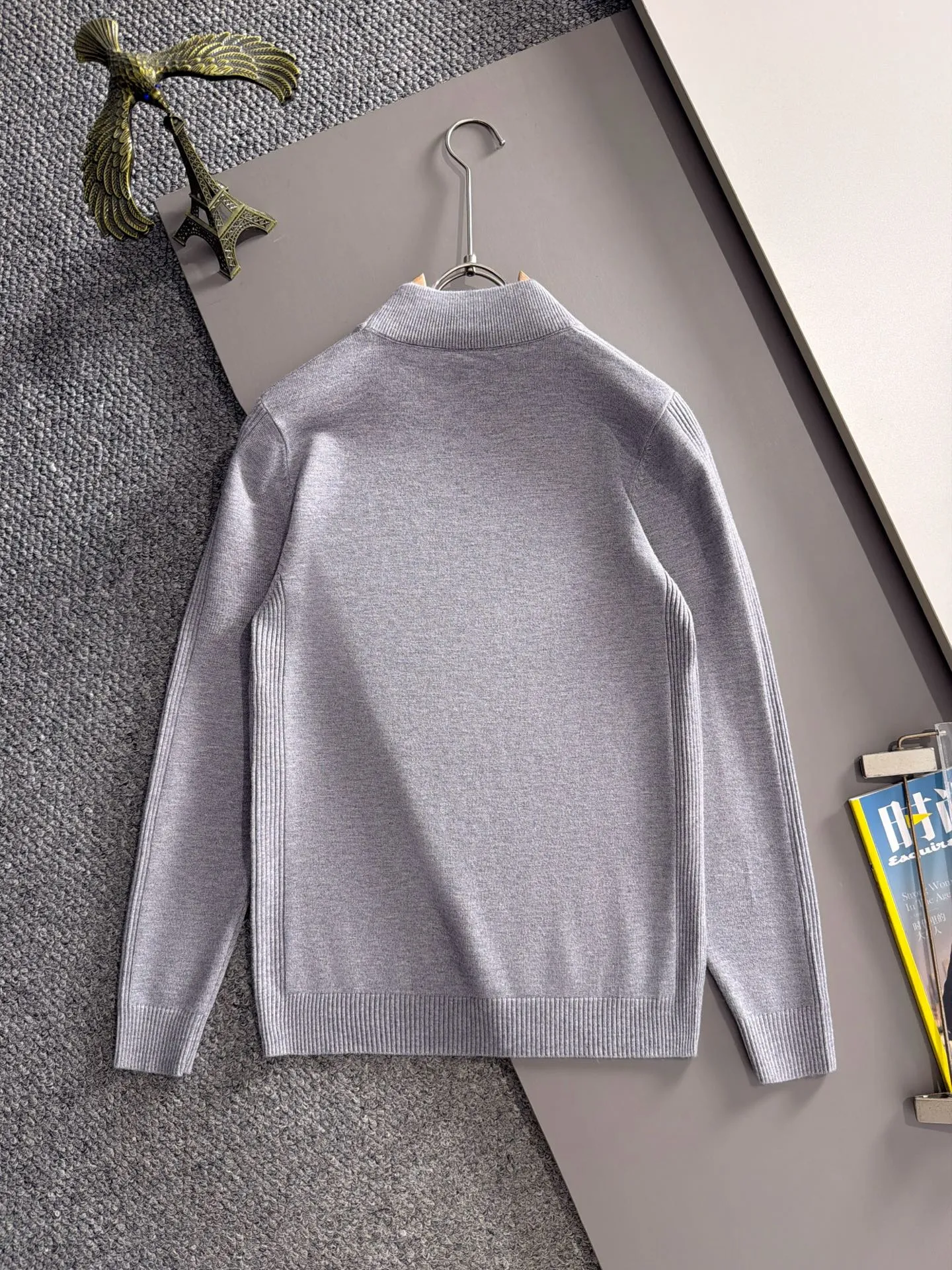 Balenciaga High Quality Nuoyoupanya 2026 Autumn and Winter latest knitted sweaters from the official website are on sale at the same time at Hot Sale! Specially made of wool blended fabric. It feels comfortable and can be directly in contact with the skin. The logo badge is exquisitely embroidered, which is extremely eye-catching! The details highlight the fashionable charm of big brands. Exquisite workmanship. Three-dimensional cutting style. The wearing effect is invincible and handsome! All three standards are complete! Sizes:M-3XL